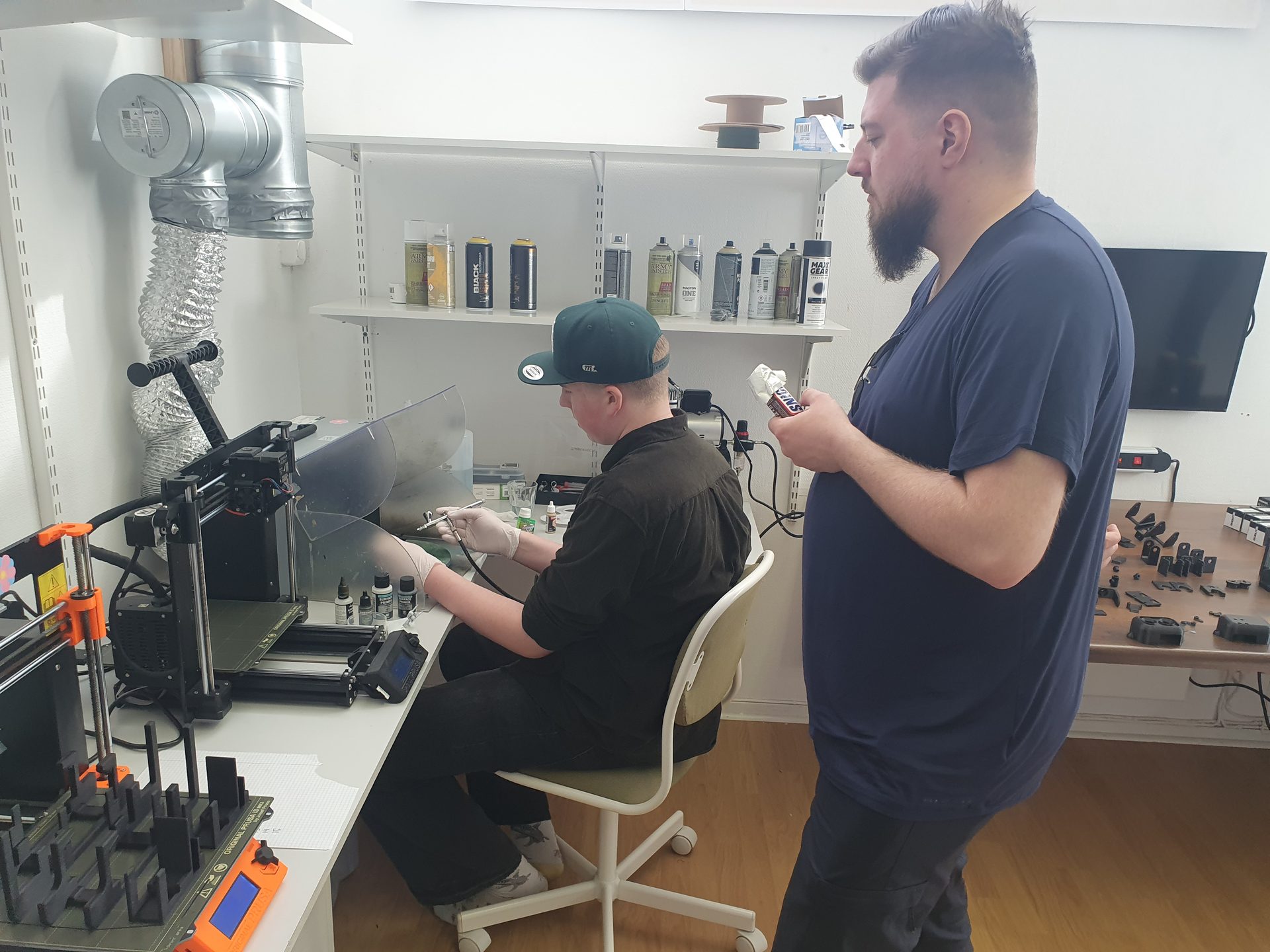 Airbrush i spraybooth med utsug