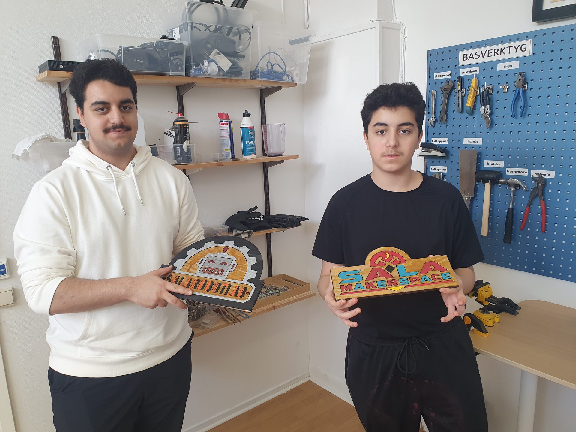Sala Makerspace- och Salabotlab-skyltar