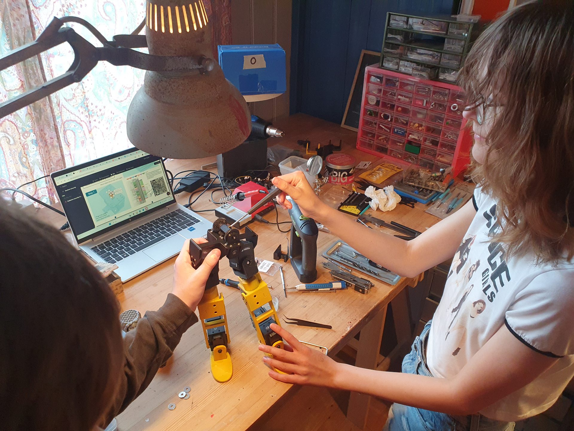 Bygge av Robot Teddy vid bänken