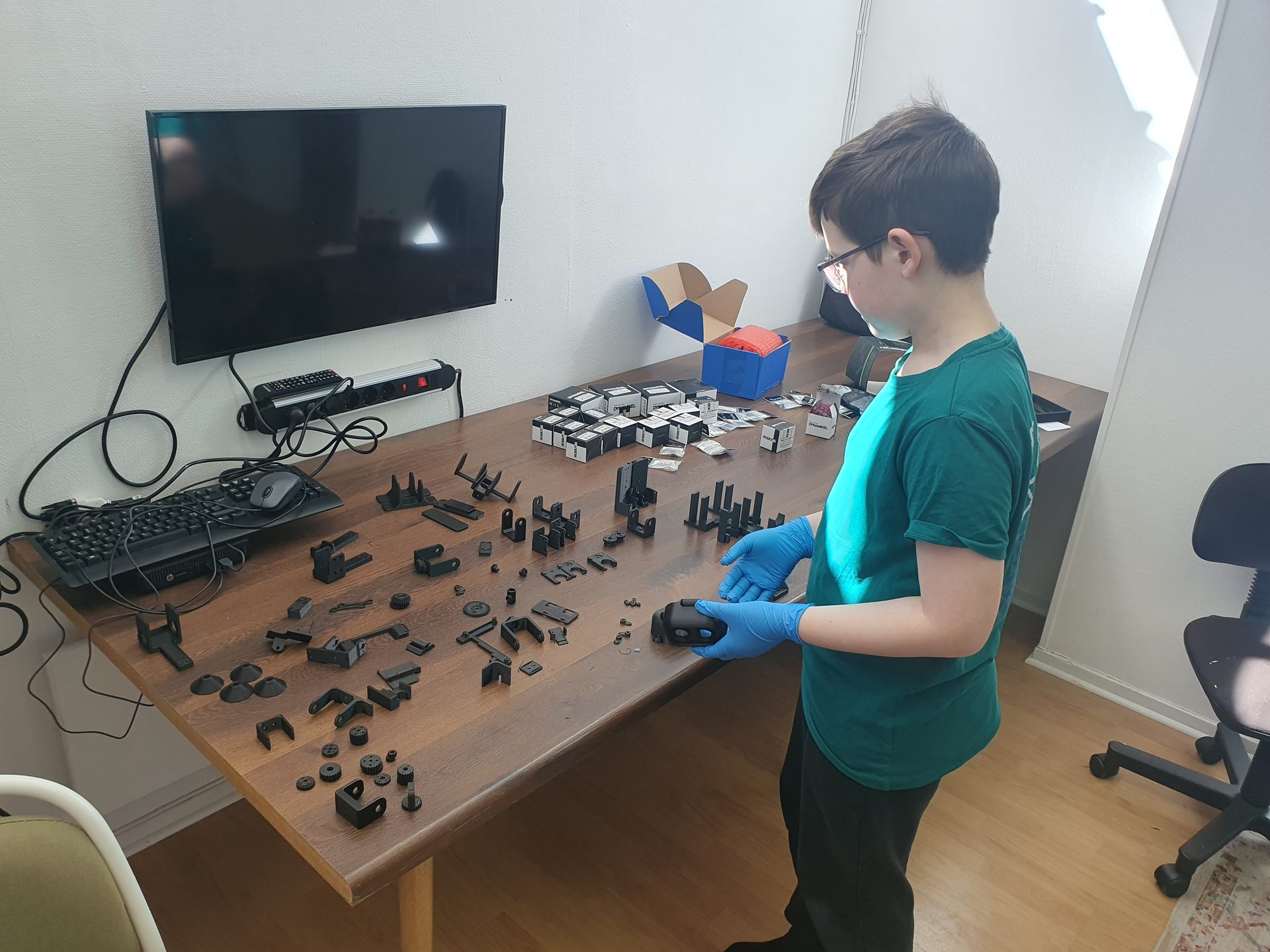 3D-printade robotdelar utlagda på bänken