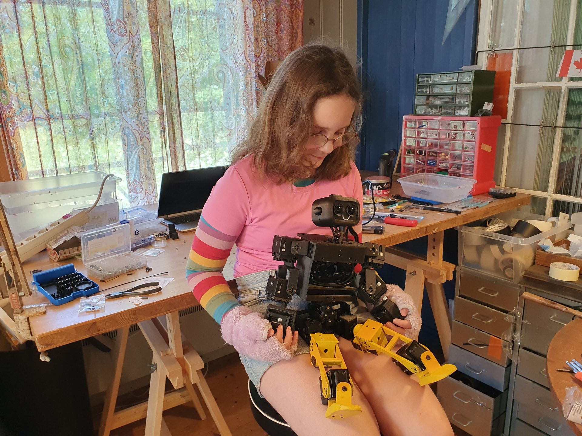 Robot Teddy i knät