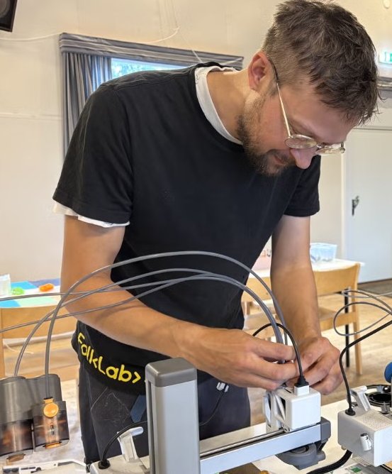 Jon Nyström vid 3D-skrivare
