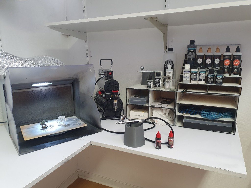 Airbrushstation med ventilerad spraybooth, kompressor och färgställ