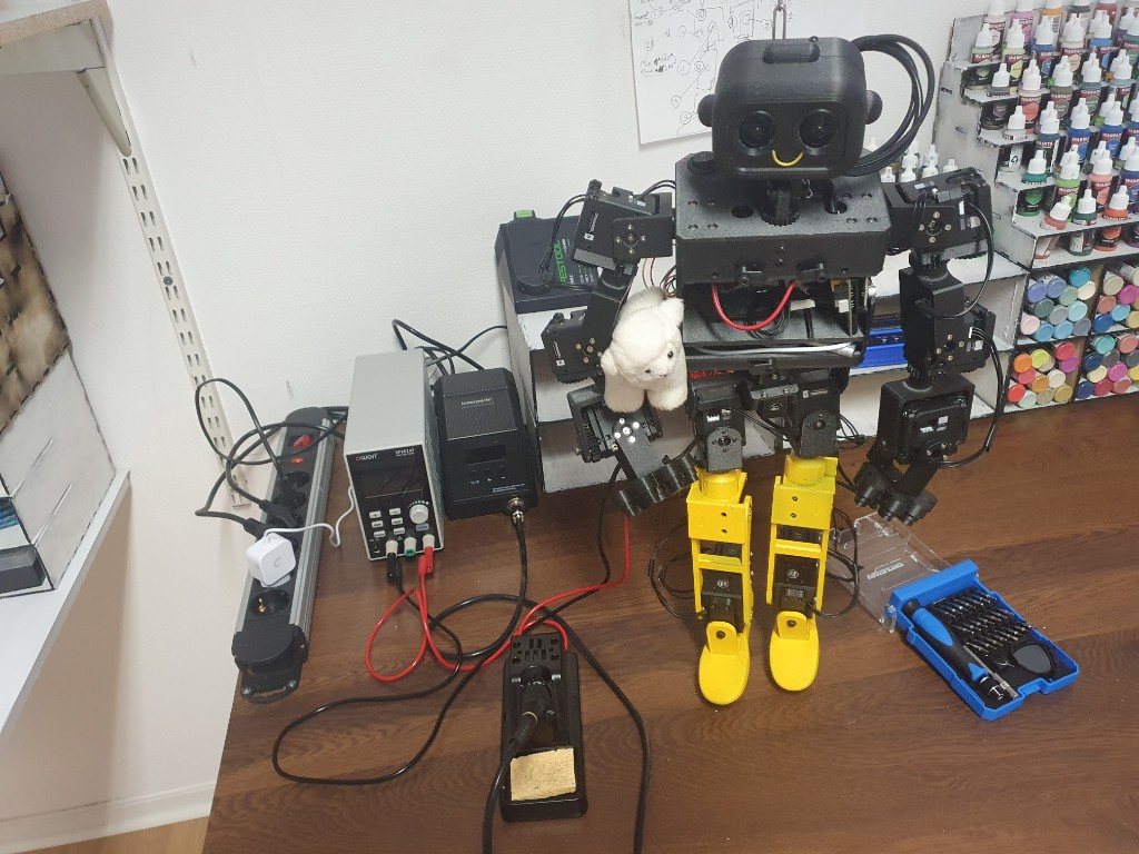Elektronikbänk med lödstation, bänkaggregat och 3D-printad humanoid robot