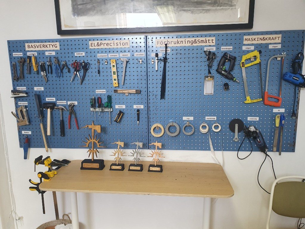 Blå verktygstavla med basverktyg, precision, förbrukning och elverktyg